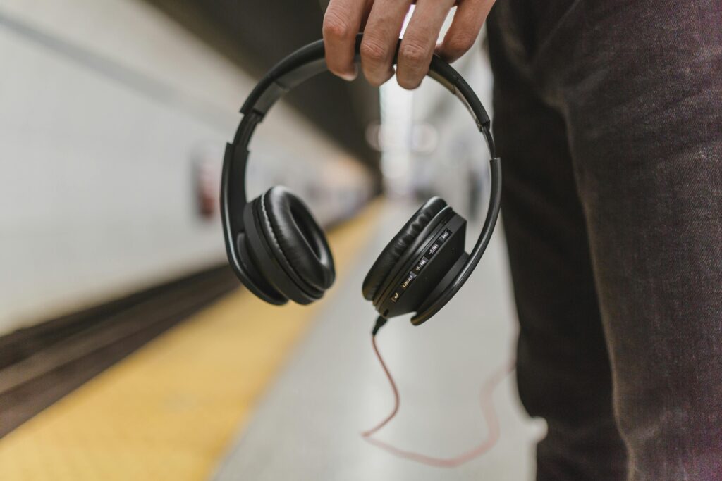 Como usar a música para sinalizar a troca de coleção de roupas